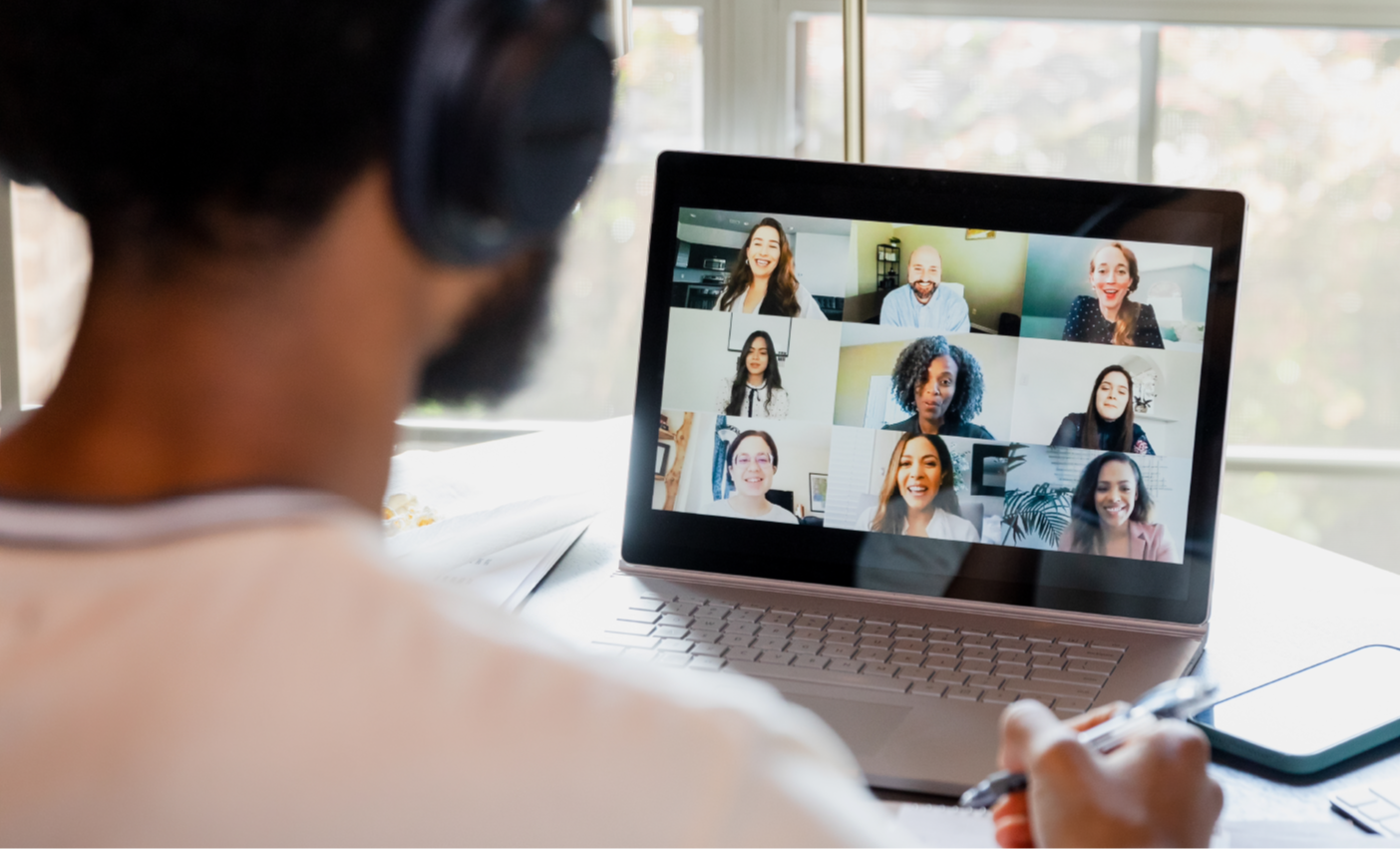 Person im Online-Meeting mit anderen Personen